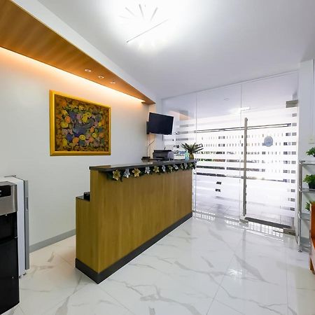 Oyo 848 Dona Aurora Condotel Кесон-Сіті Екстер'єр фото